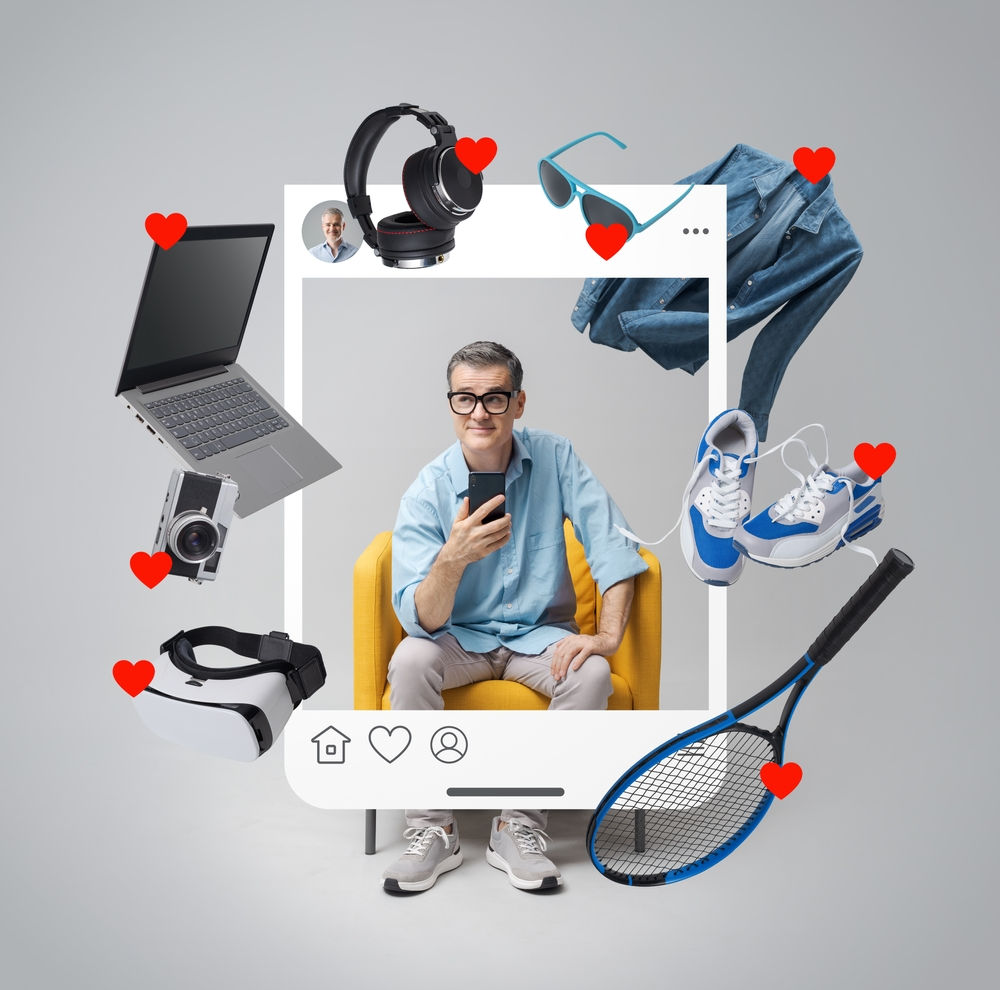 Mujer feliz disfrutando de su celular, concepto de marketing digital