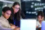 Especialistas en ciberseguridad protegiendo datos empresariales en entorno digital
