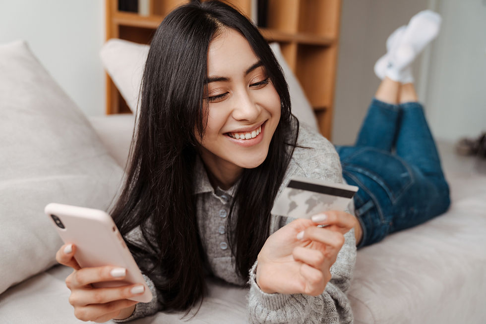 Mujer joven disfruta de su compra online como respuesta a la dopamina.