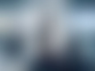 Especialistas en marketing analizando datos y resultados en equipo