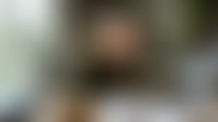 Mujer emprendedora frustada con su negocio