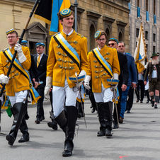 Studentenverbindung mit gelben Uniformen bei der Fronleichnamsprozession in München.