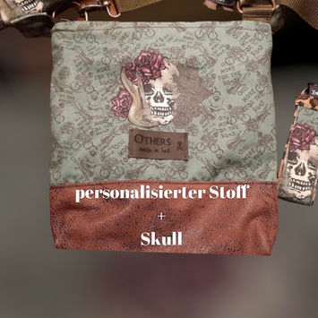 Crossbody-Bag aus Canvas.
Personaliesierter Skull mit Wunschthema Musik, Rosen und Afrika. Der Hintergrund ist ein Mustermix aus verschiedenen Symbolen.
Bild / Farbe individuell möglich!