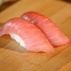 Tuna Nigiri (Maguro) (2 pcs)