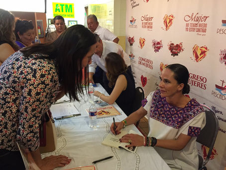 Firmando libros en El Paso, Tx