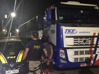 Adolescente é detido por roubo de carga e fazer caminhoneiro refém na Dutra