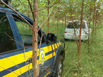 PRF Recupera em Montenegro carga de cigarros roubada e dois veículos