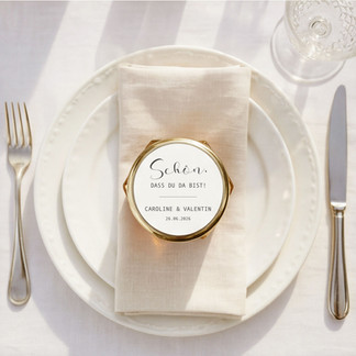 Kleine Honiggläser als Mitgebsel zur Konfirmation auf gedecktem Tisch