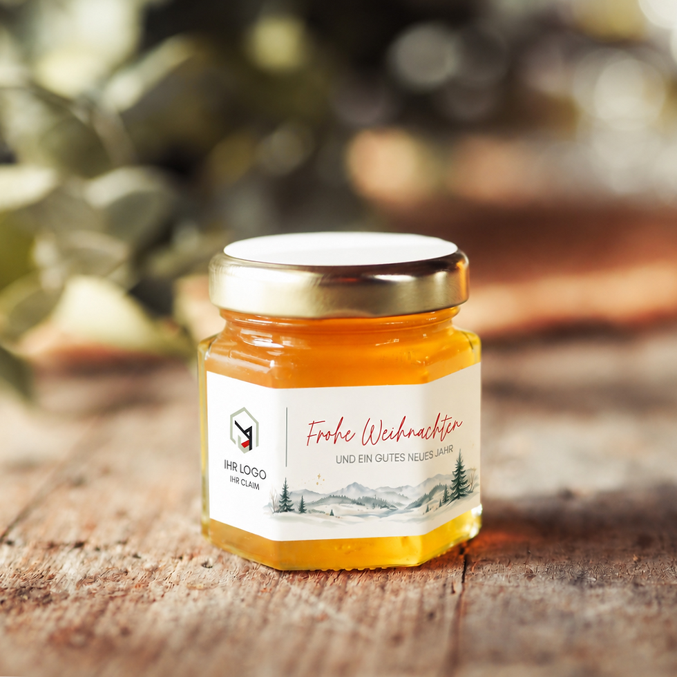 Personalisiertes Honigglas als Firmengeschenk zu Weihnachten mit Logo und winterlicher Landschaft