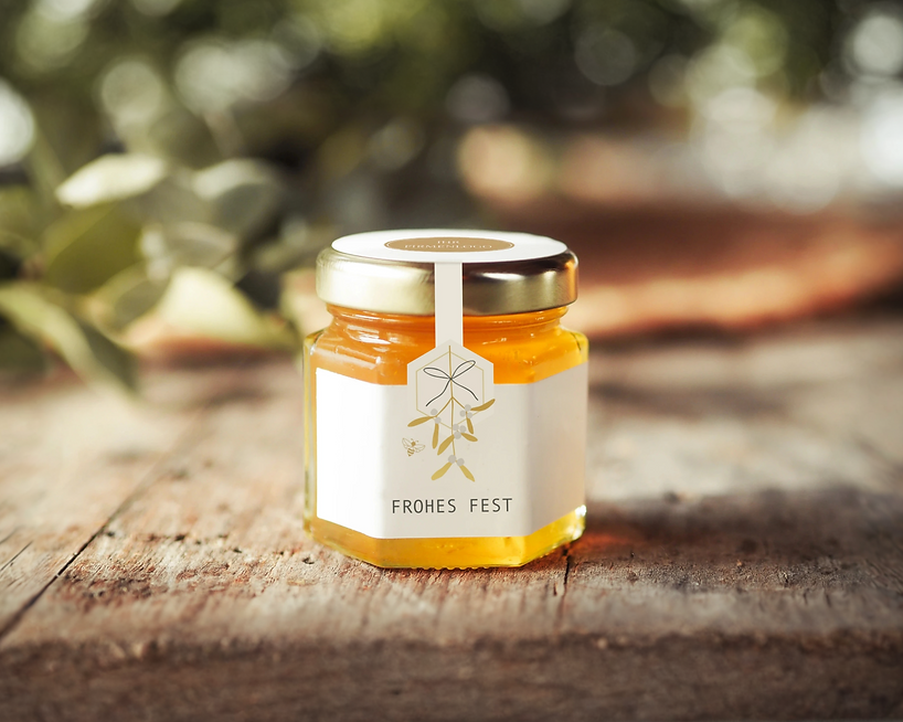 Personalisierbares Weihnachtsgeschenk mit Bio-Honig im 50-g-Glas aus Margots Bioland-Imkerei im Westerwald
