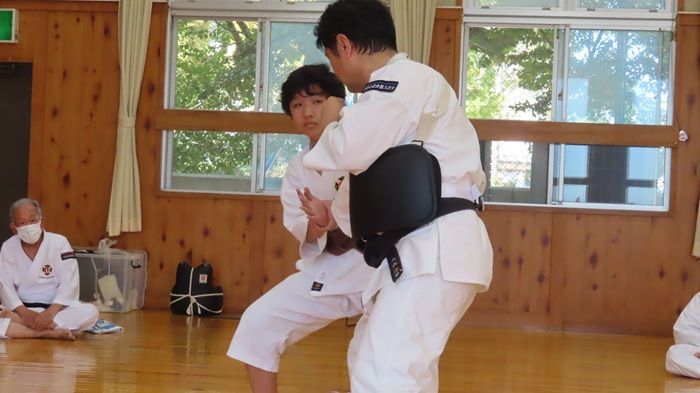親子演武に向けて抜き技の練習に取り組む親子拳士