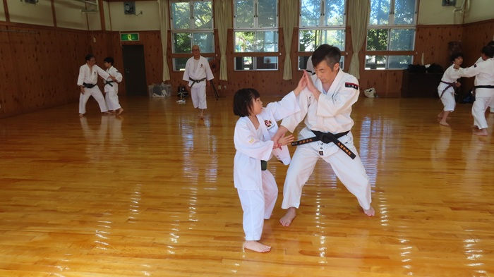 三田市総合体育大会に向けて親子演武の抜き技を練習する親子拳士