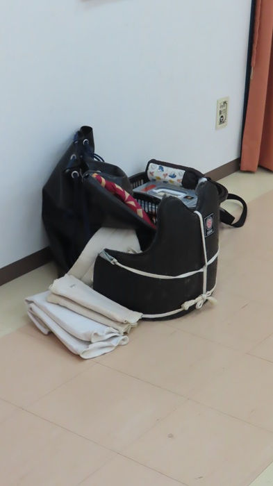 道場の床に並べた防具