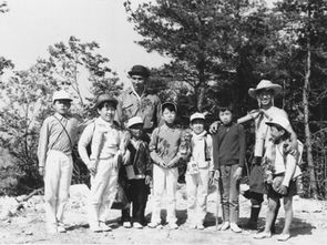 「大川山で撮影した少年部の集合写真。一戸先生と“田舎の忍者”先生、仲間たちと写る。