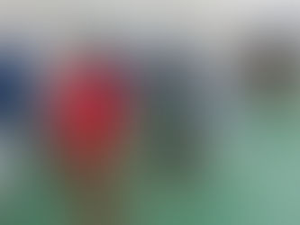 親子が拳士の指導でミット打ちを体験している様子。