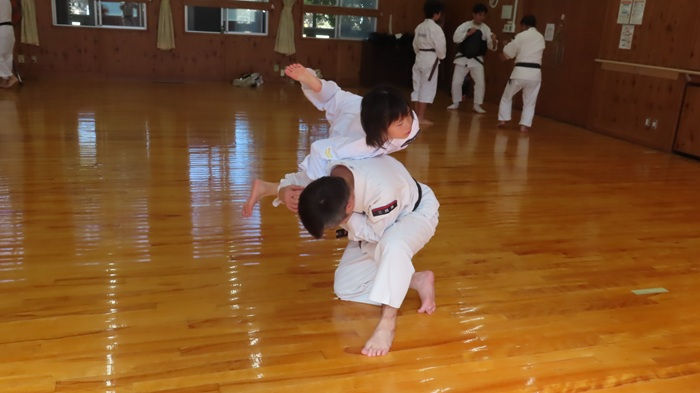 三田市総合体育大会に向けて親子演武の投げ技と受身を練習する親子拳士