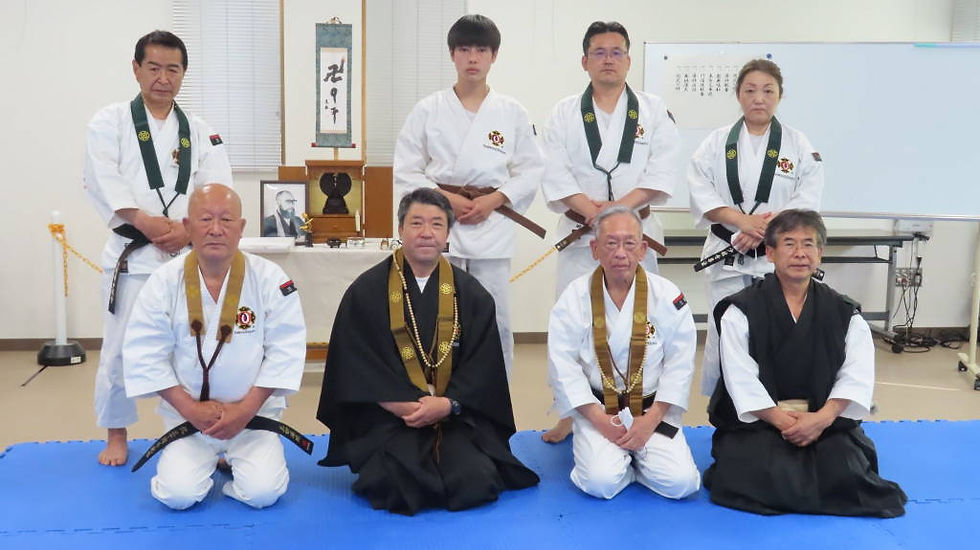 開祖忌法要で祭壇前に整列する拳士の集合写真(2022 年)