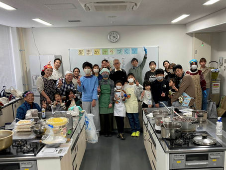 三田市公民館調理室で黒豆味噌づくりに参加した約30名の集合写真