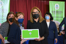 Entrega de notebooks a tres colegios secundarios de Capital