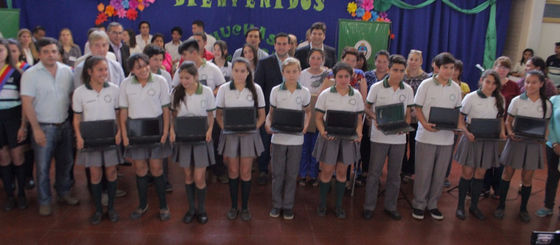 Entrega de netbooks a estudiantes del colegio Manuel Belgrano