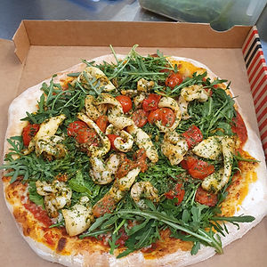 Pizza Spuntuni: sauce tomate, mozzarella, Calamari, scampis, tomates cerises, nduja, ruccola