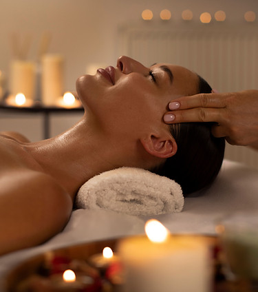 Femme jouissant relaxant massage de la tête anti-stress 