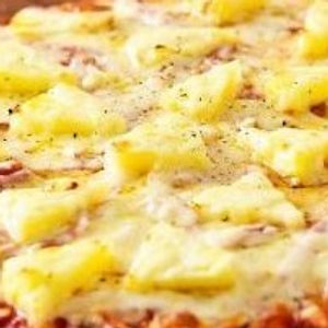 Pizza Hawai: sauce tomate, mozzarella, jambon, ananas