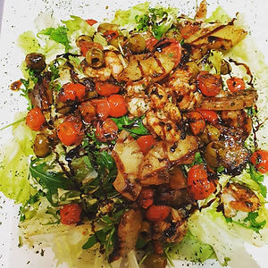 Salade Scampi: salade, scampi, olives, crème balsamique, tomates cerises