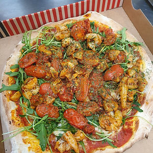 Pizza Karin: sauce tomate, mozzarella, scampi, porcini, tomates cerise, ruccola, nduja