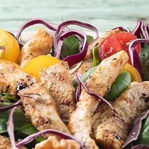 Salade de poulet chaud , poulet, œufs poêle , olives, pain grillé, artichauts, tomates cerises, roquette, mozzarella de bufflonne