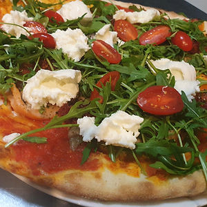 Pizza Galosa del Patrone: sauce tomate, saumon, nduja, ruccola, bufala, tomates cerises