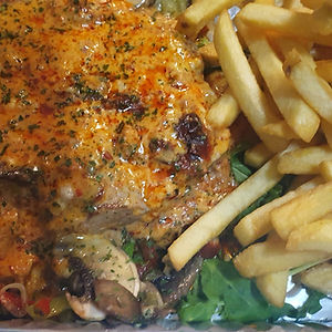 Cordon bleu alla Calabrese: viande de porc, fromage, jambon, crème, champignons, nduja
accompagné de frites et salade