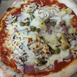 Pizza 4 stagioni:
mozzarella, tomate, artichauts, champignons, jambon, olives