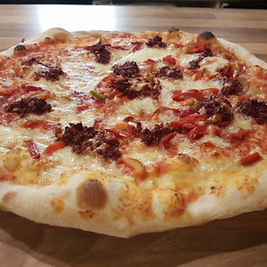 Pizza Calabrese: sauce tomate, mozzarella, salami piquant, poivrons, nduja