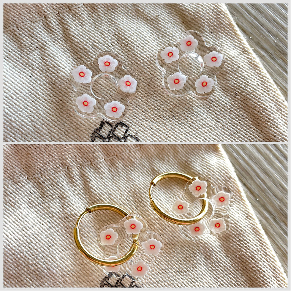 Créoles en acier inoxydable avec breloques fleurs en résine par Les créas de Téha