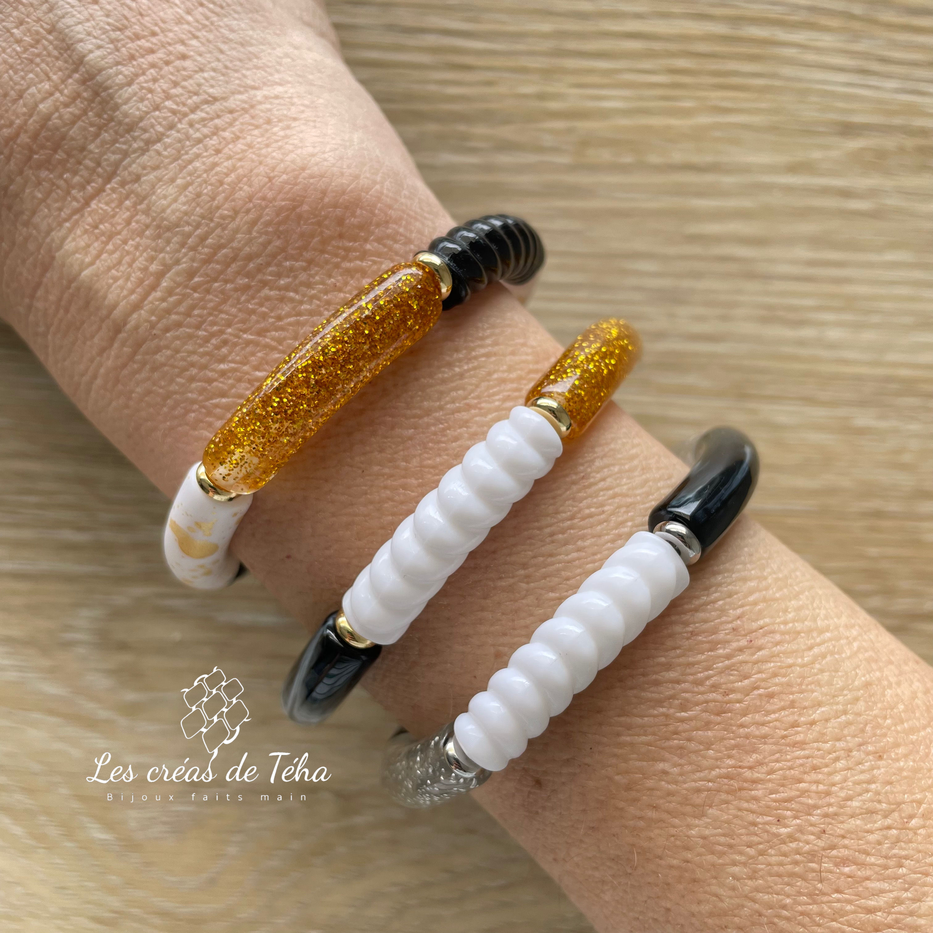 bracelet élastique en perles incurvées par Les créas de Téha