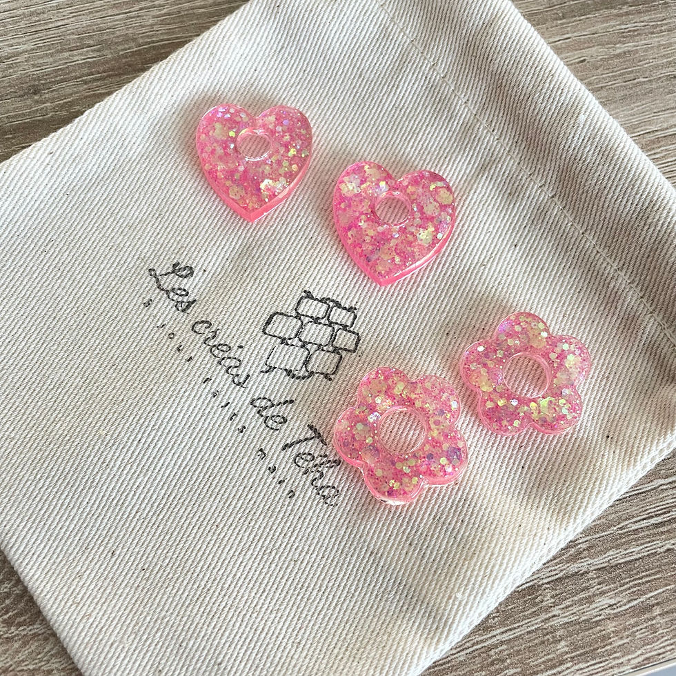 Pampilles, breloques coeurs ou fleurs en résine epoxy