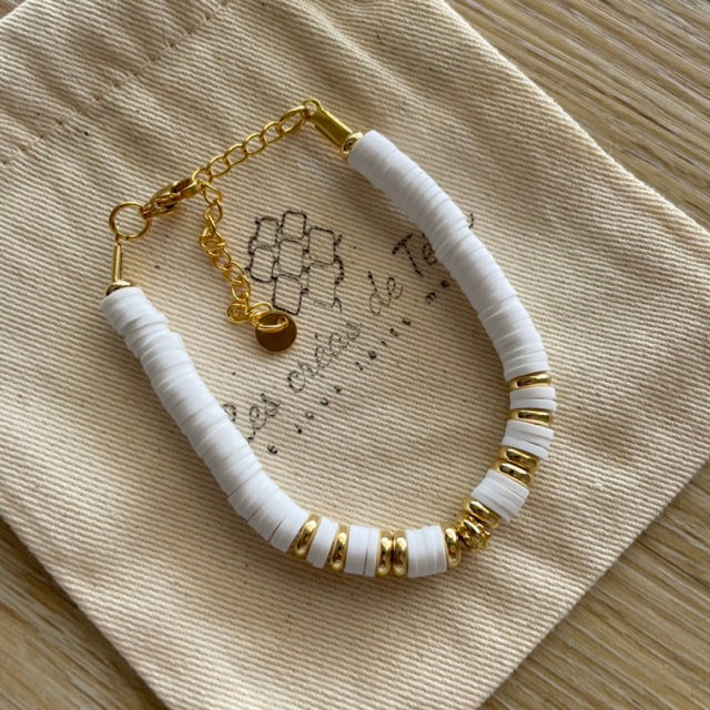 Bracelet en perles heishi et acier inoxydable par Les créas de Téha