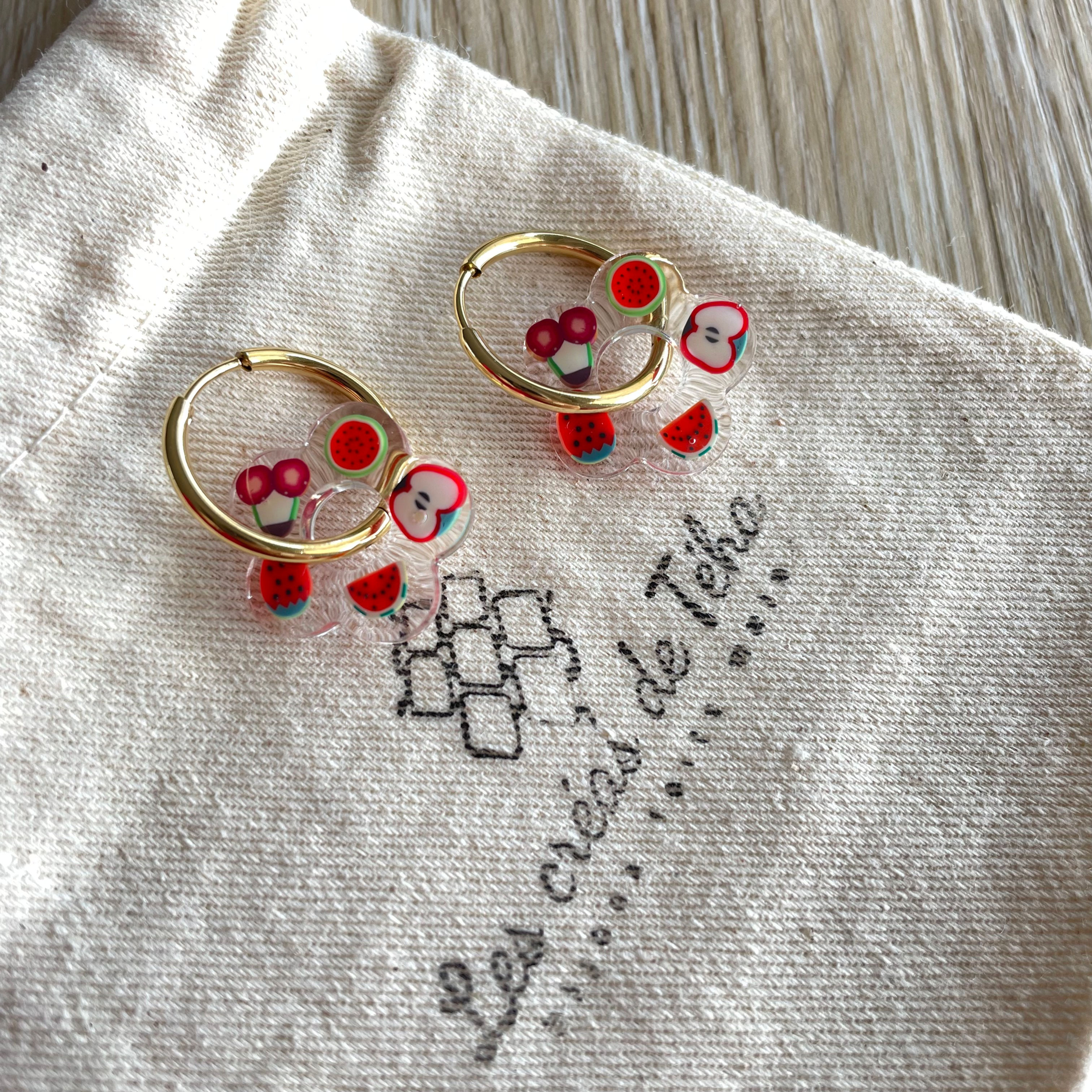 Créoles en acier inoxydable avec breloques fleurs en résine par Les créas de Téha