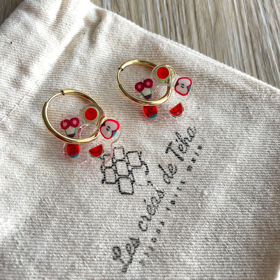 Créoles en acier inoxydable avec breloques fleurs en résine par Les créas de Téha