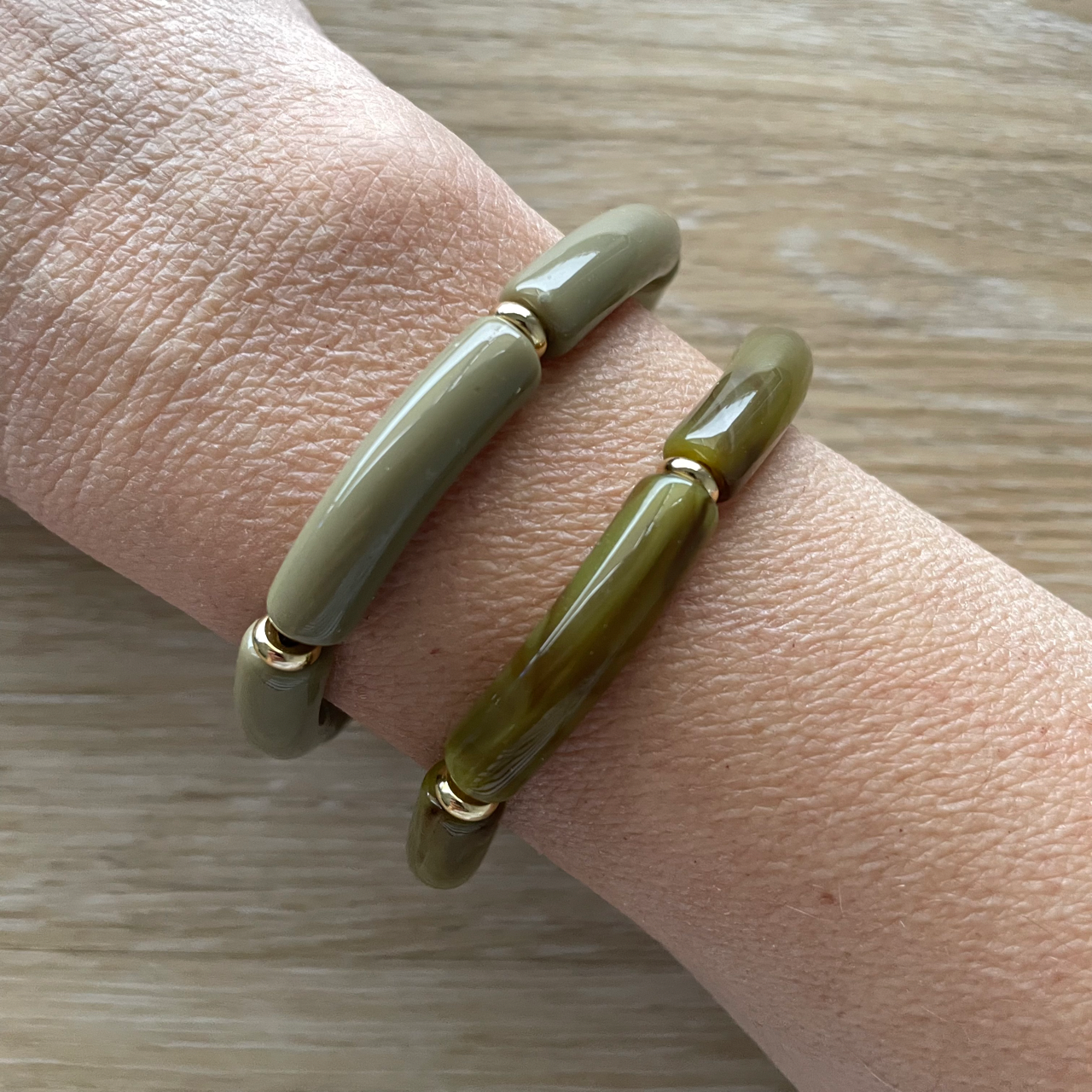 Bracelet élastique en perles incurvées par Les créas de Téha