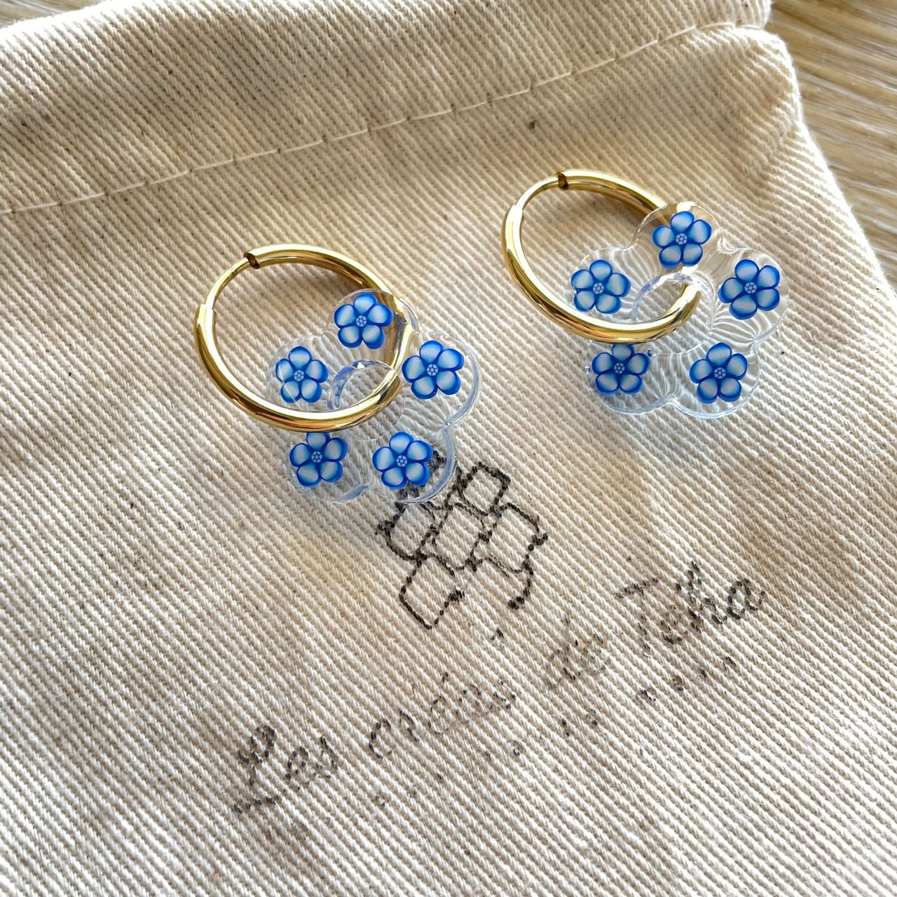 Créoles en acier inoxydable avec breloques fleurs en résine par Les créas de Téha