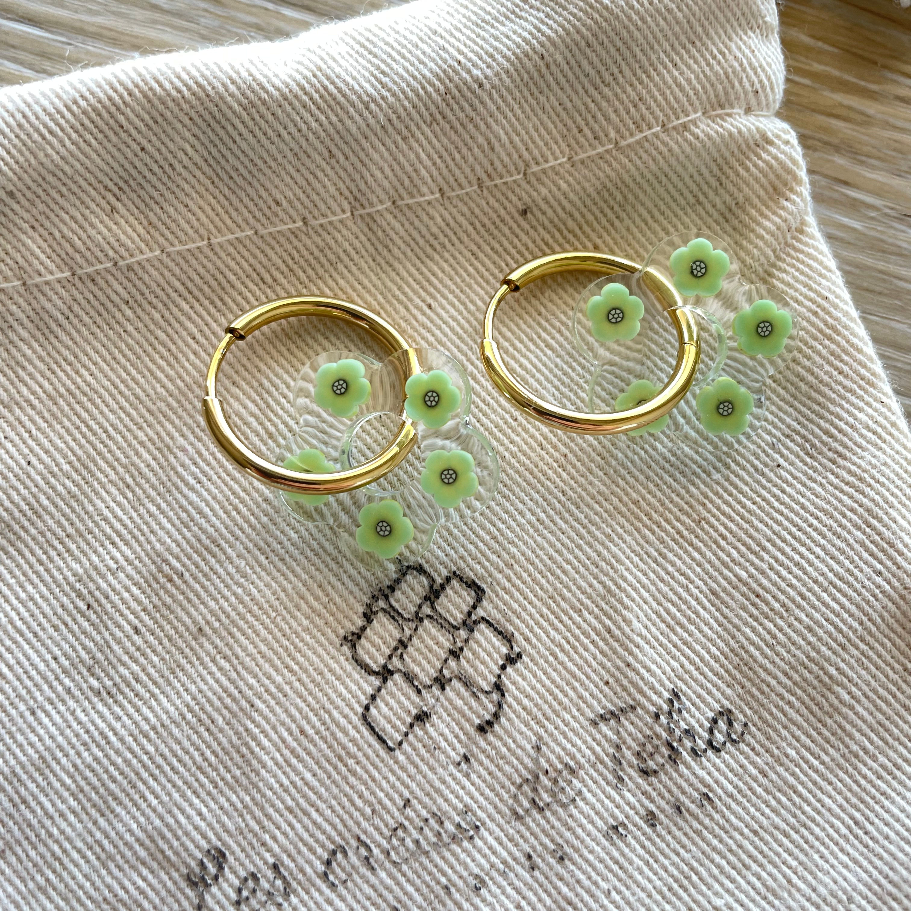 Créoles en acier inoxydable avec breloques fleurs en résine par Les créas de Téha