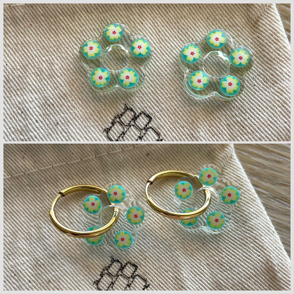 Créoles en acier inoxydable avec breloques fleurs en résine par Les créas de Téha