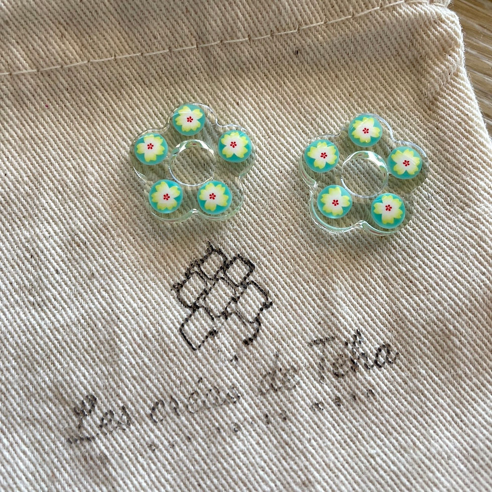 Créoles en acier inoxydable avec breloques fleurs en résine par Les créas de Téha