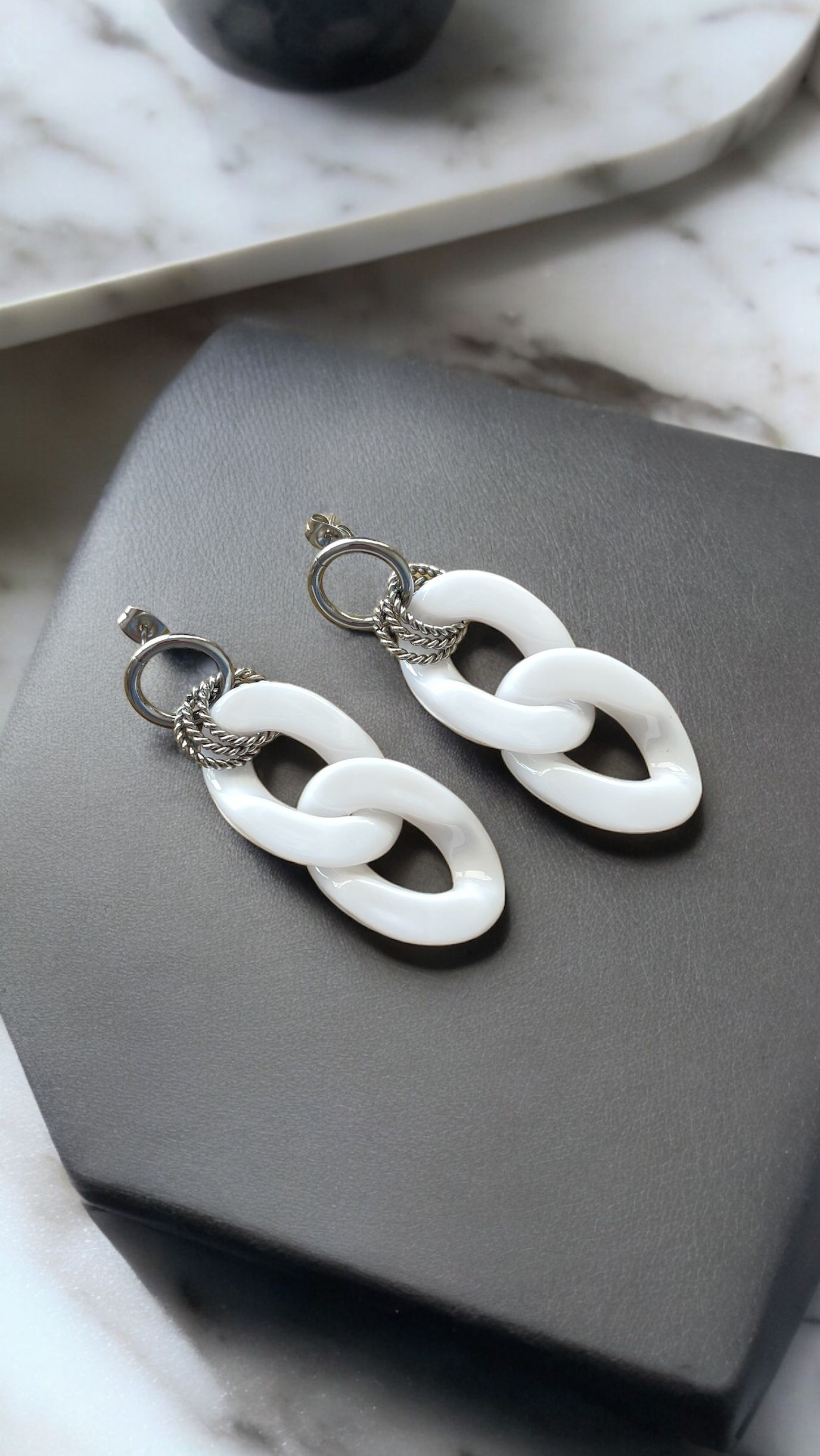 Boucles d'oreilles maillons blancs