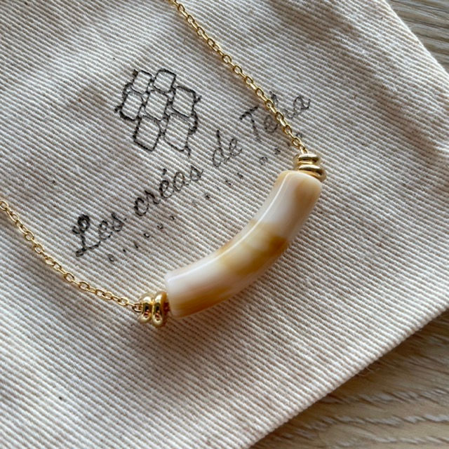 Miniature : Collier en acier inoxydable et perles incurvées en acylique par les Créas de Téha