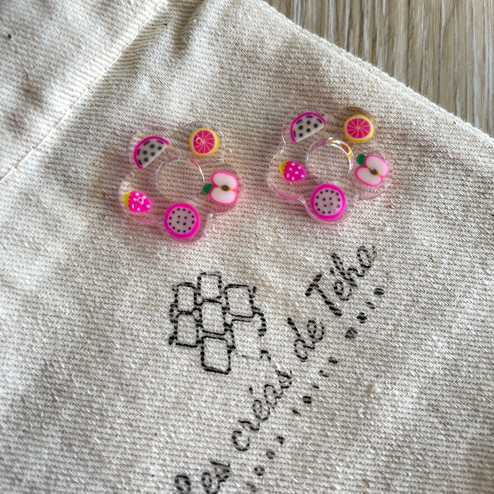 Créoles en acier inoxydable avec breloque en résine par Les créas de Téha