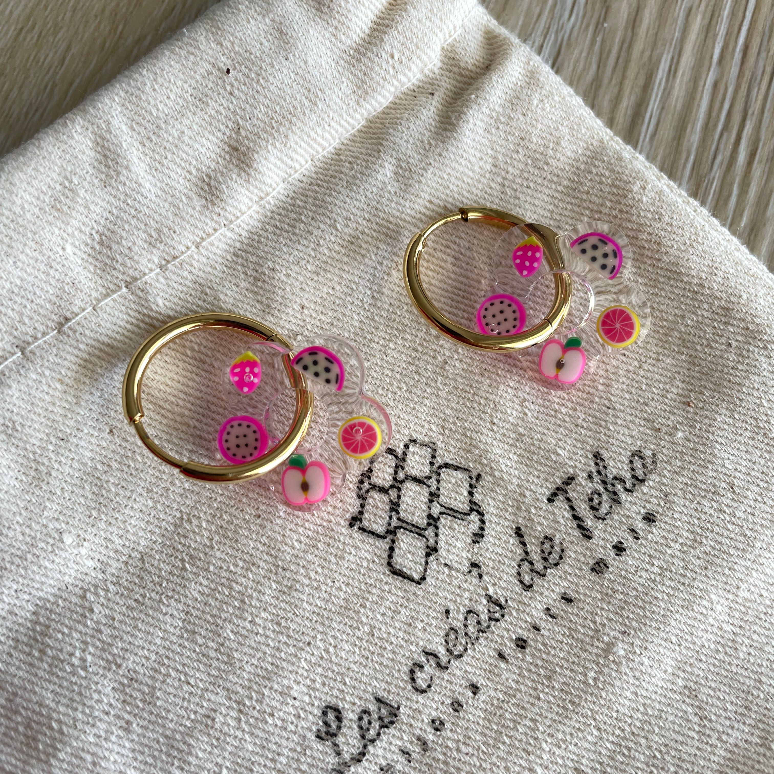 Créoles en acier inoxydable avec breloque en résine par Les créas de Téha