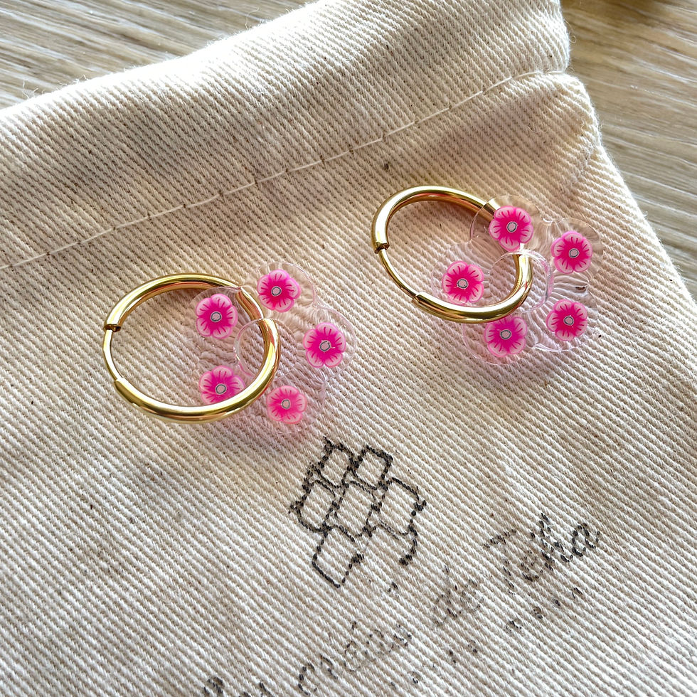 Créoles en acier inoxydable avec breloques fleurs en résine par Les créas de Téha